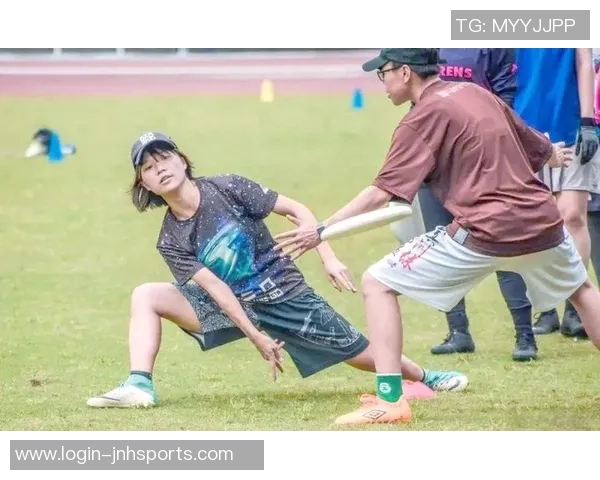 飞盘运动崛起重庆飞盘队展现力量与团队精神的完美结合 飞盘运动崛起重庆飞盘队展现力量与团队精神的完美结合